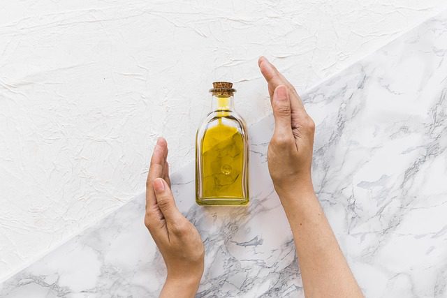 L'huile ozonée, son action antibactérienne, antioxydante et régénérante en fait un produit intéressant pour maintenir une peau saine et hydratée.