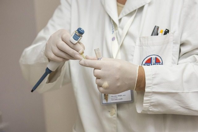 L’ozonothérapie, ou « thérapie à l’ozone », suscite un intérêt croissant dans les milieux de la santé alternative.