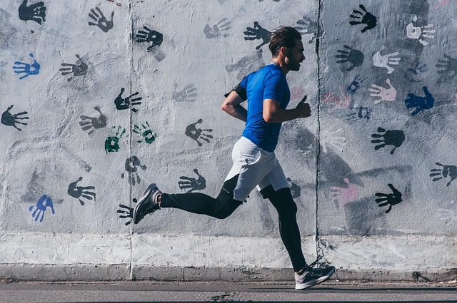 Sportif appliquant une crème ozonée après l’effort sur une zone de frottement