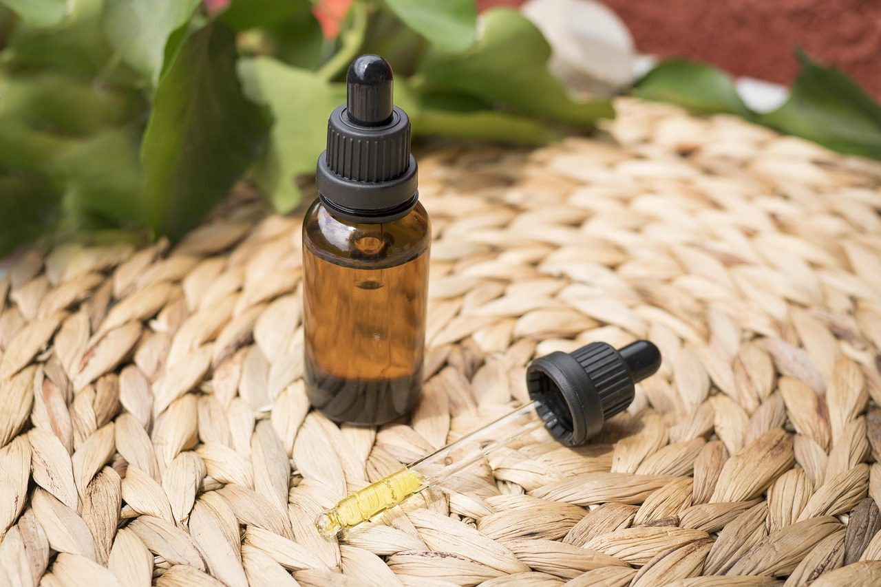 Huile ozonée épaisse dans un pot cosmétique avec texture dense et brillante