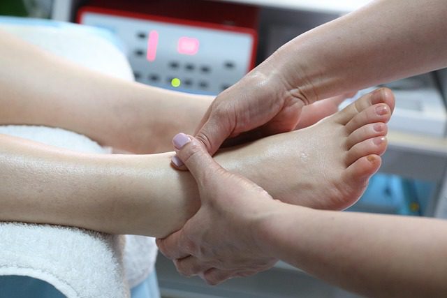 Application d’une crème ozonée sur des pieds secs dans le cadre d’un soin de confort cutané