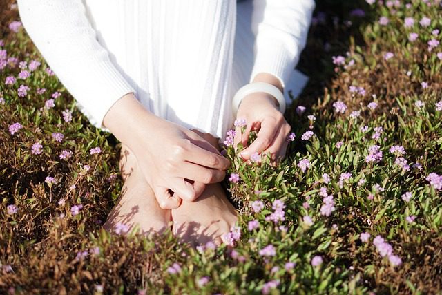 Application d’une crème ozonée sur des mains sèches et Crème ozonée pour pieds sollicités et talons secs